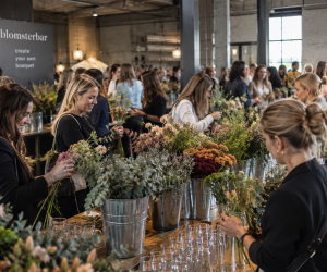 Blomsterbar til firmaevents med gæster, der binder deres egne buketter